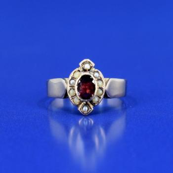 Gold garnet and pearls ring Gold garnet and pearls ring