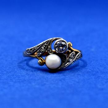 Gold diamond ring with pearl Gold diamond ring with pearl