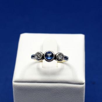 Gold ring with sapphire and diamonds Gold ring with sapphire and diamonds