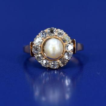 Gold ring with pearl Gold ring with pearl