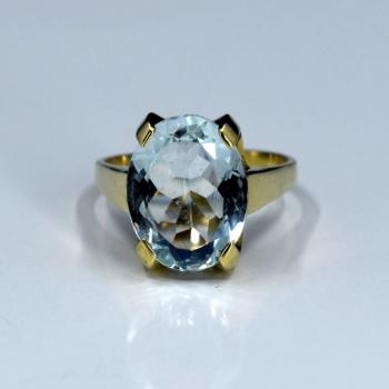 Gold ring with aquamarine Gold ring with aquamarine