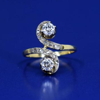Ladies' Gold Ring - gold, diamond - 1980 Ladies' Gold Ring - gold, diamond - 1980