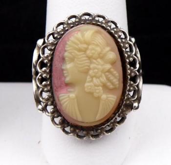Silver ring with jewelery cameo 